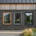 Sammenligning af vinduer i træ, PVC og aluminium på et moderne husfacade